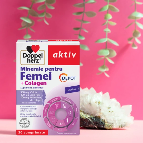 Cutie de supliment alimentar Dopperl herz, cu inscripția „Minerale pentru Femei + Colagen”. Conține 30 de comprimate, cu ingrediente precum calciu, acid folic și colagen. Apare un grafic informativ despre beneficiile acestui supliment. Fundalul este roz, cu detalii de plante.