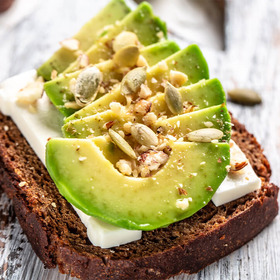 Avocado und Ziegenkäse auf Brot als Anti-Aging-Lebensmittel