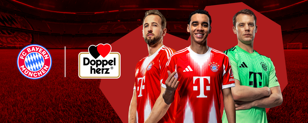 Trei jucători de fotbal îmbrăcați în tricouri roșii cu emblema FC Bayern München, pozând în fața unui fundal roșu. Unul dintre ei este portar, iar ceilalți doi sunt jucători de câmp. În colțul stâng se află logo-ul Doppelherz.